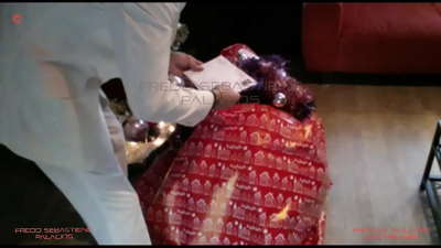 Onam, men Rojdestvo sovg'amni oldim, tukli sarg'ish onaxon kaltak bilan katta eshak aqldan ozgan xo'roz